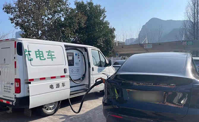 乌兰汽车搭电
