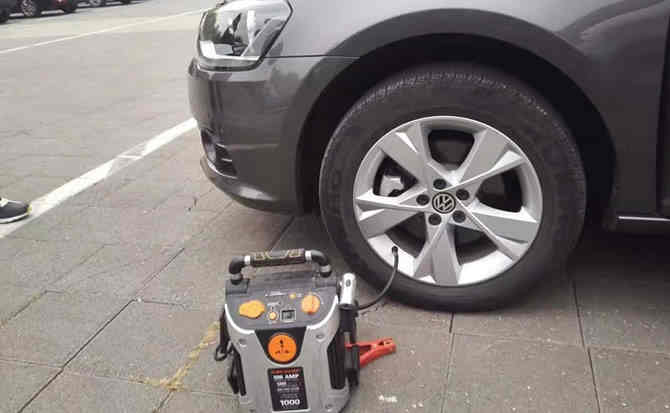 乌兰汽车搭电案例